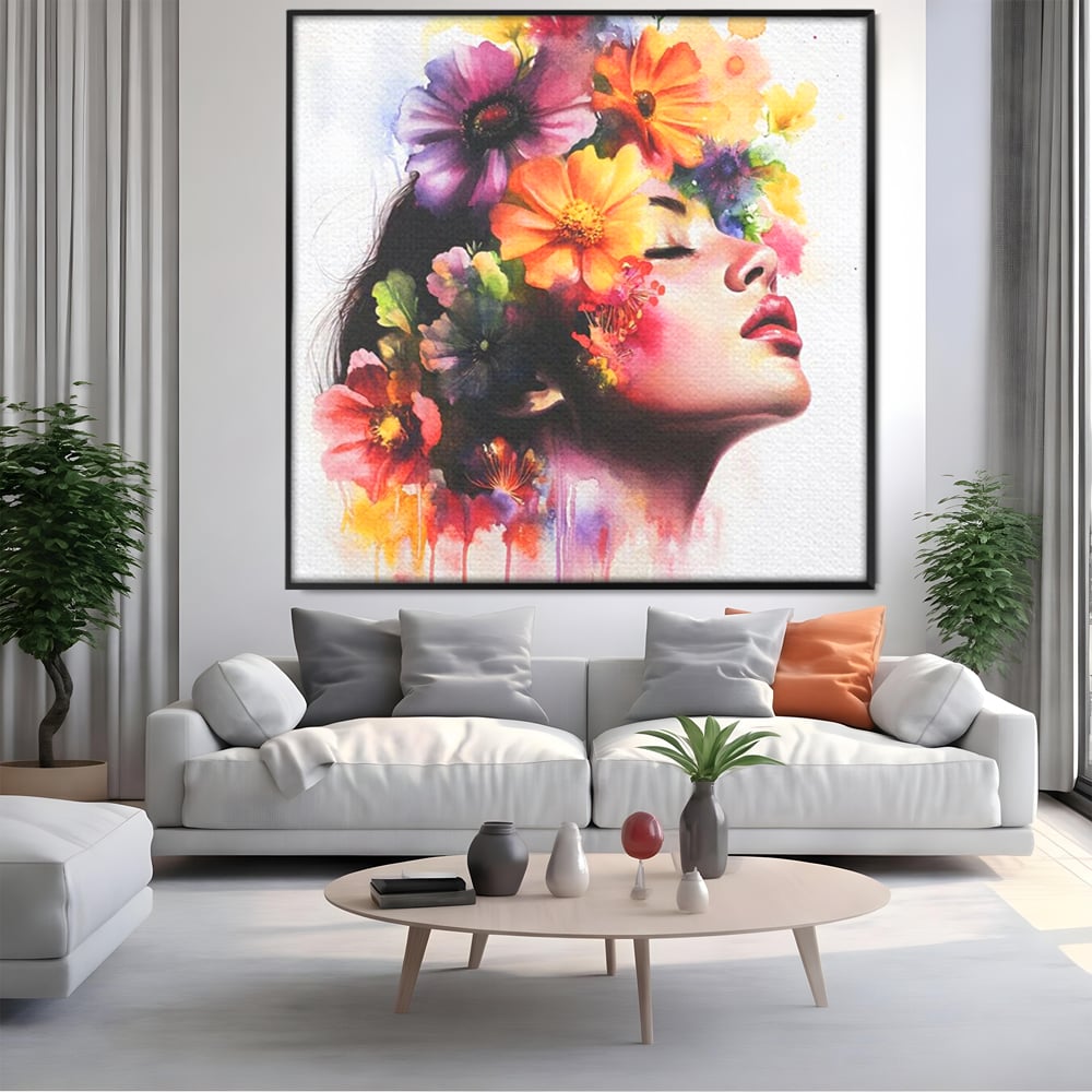 Tablou canvas cu pictura profil femeie cu flori, in rama de aluminiu negru, pe perete intr-un living
